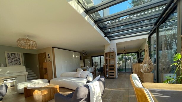 A modern living room with a glass ceiling, wooden flooring, and a sofa set. - Design villa with glass roof and parquet flooring, garden and fitness center near downtown (Montpellier)