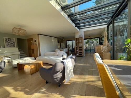 Villa Design, verrière et parquet, jardin et fitness à coté du centre-ville