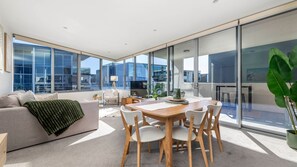 Smart TV - Lakefront Retreat with Stunning Views (Kingston)