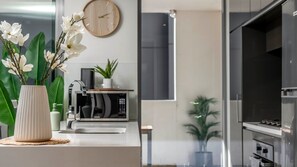 Réfrigérateur, micro-ondes, four, plaque de cuisson