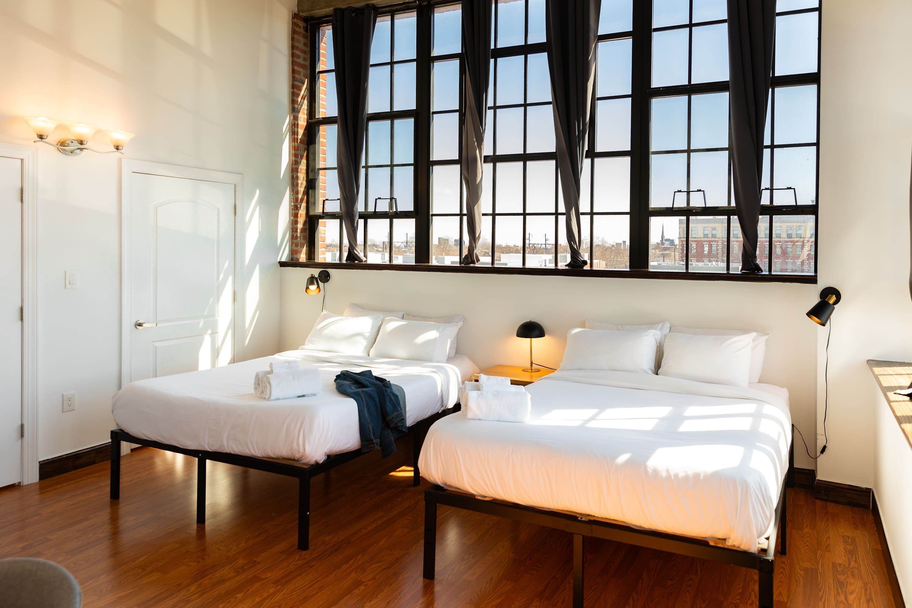 2 habitaciones, escritorio y tabla de planchar con plancha 