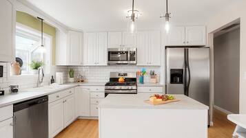 Geladeira, micro-ondas, fogão, cooktop