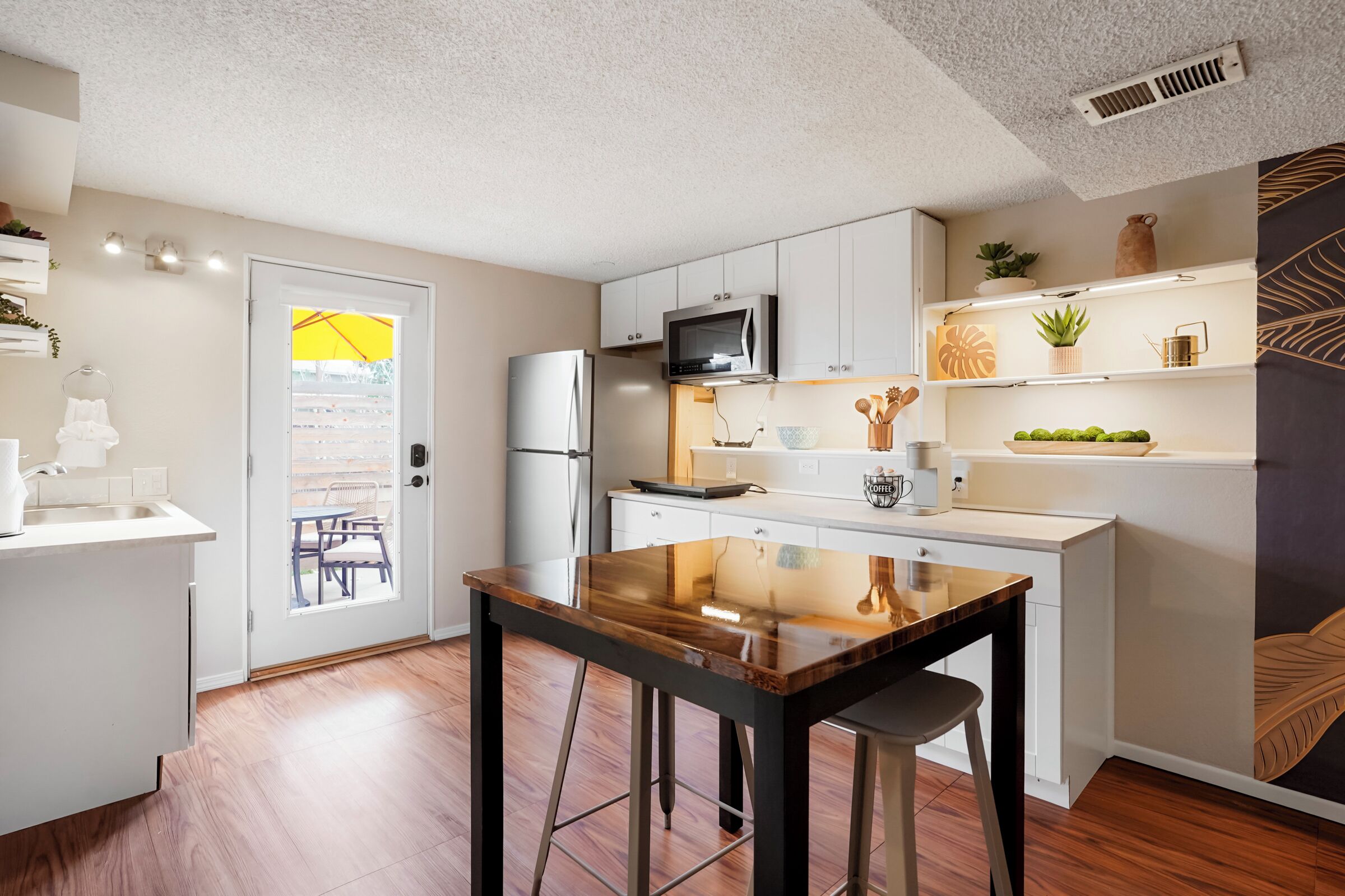 Coffee/tea maker, fridge, microwave, oven