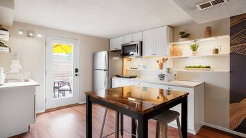 Coffee/tea maker, fridge, microwave, oven