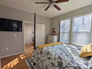 3 habitaciones, tabla de planchar con plancha, wifi y ropa de cama 