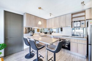 Kühlschrank, Mikrowelle, Herdplatte, Toaster