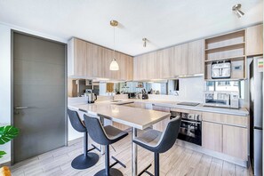 Réfrigérateur, micro-ondes, plaque de cuisson, grille-pain