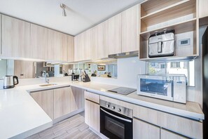 Frigorífico, microondas, placa de cocina y tostadora