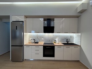 Kjøleskap, ovn, kokeplater og oppvaskmaskin