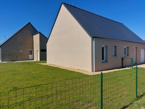 Exterior - New house 15 minutes from Mont Saint Michel on the GR 34 (Roz-sur-Couesnon)