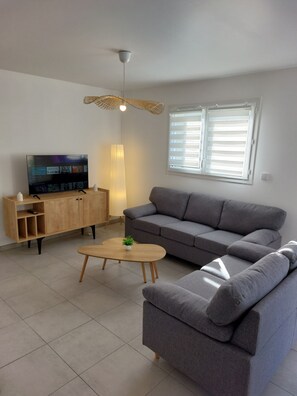 Living area - New house 15 minutes from Mont Saint Michel on the GR 34 (Roz-sur-Couesnon)