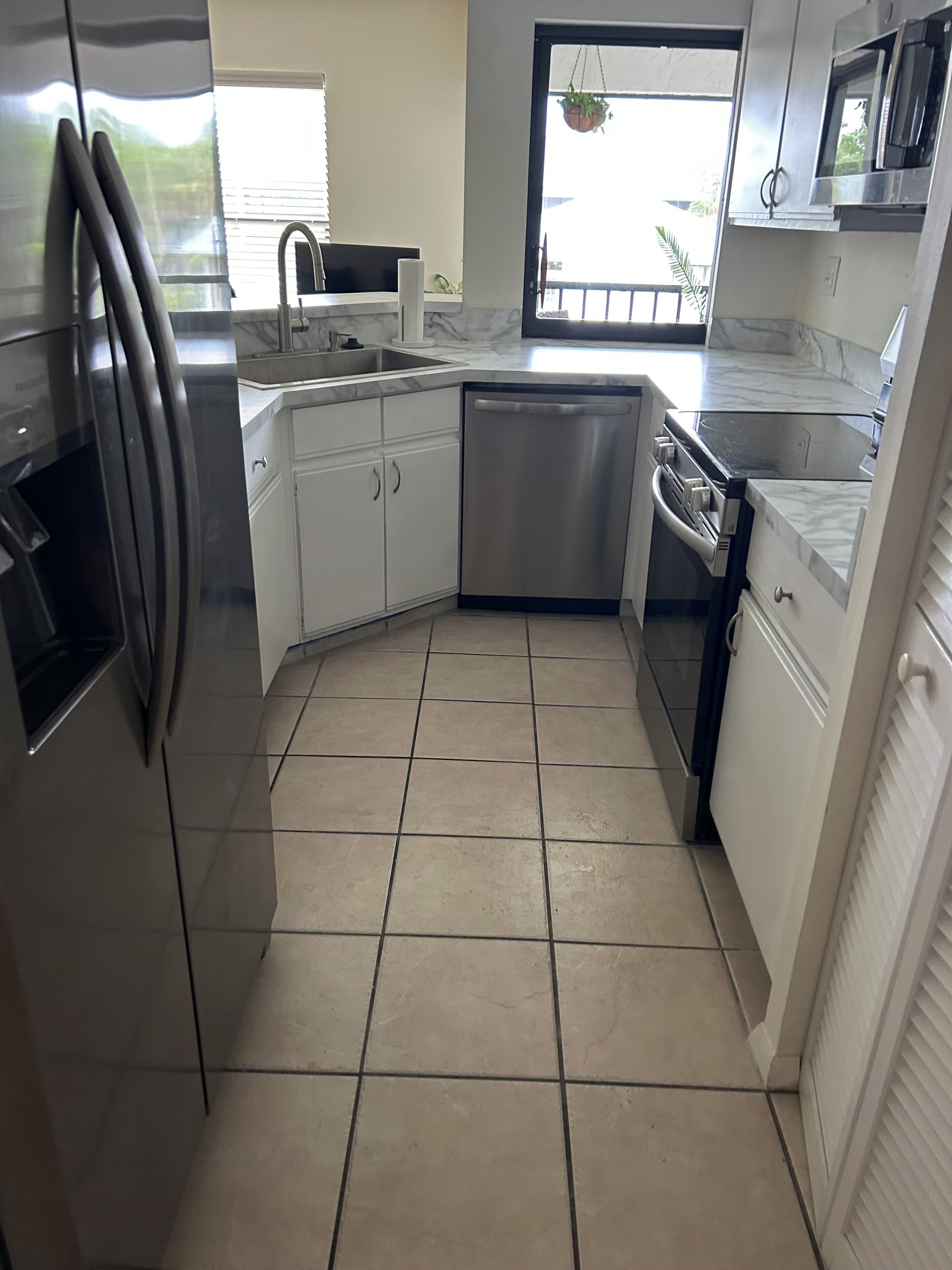 Microondas, horno, parrilla de estufa y lavavajillas 