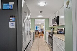 Een koelkast, een microgolfoven, een oven, een kookplaat