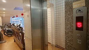 An elevator with a control panel and a sign above it. - Hoang Gia Hotel Cau Giay (Hanoi)