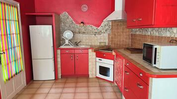 Een microgolfoven, een oven, een kookplaat