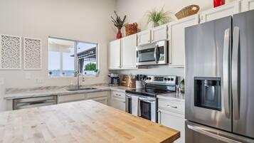 Jääkaappi, mikroaaltouuni, uuni, liesi