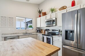 Fridge, microwave, oven, stovetop - Desert Oasis - Heated Pool, BBQ & Game Room (Phoenix)