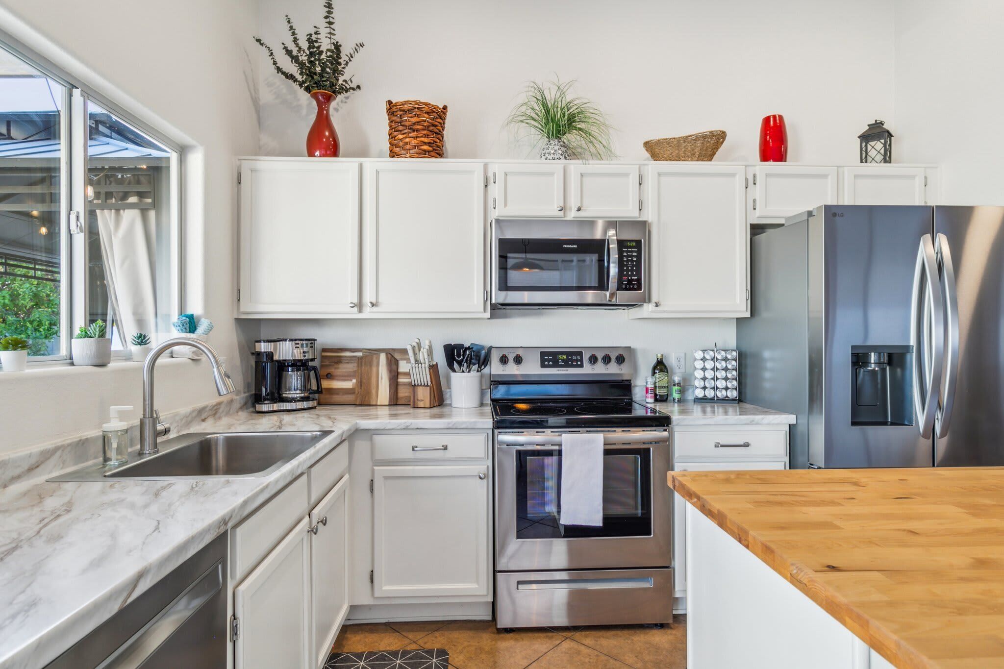 Een koelkast, een magnetron, een oven, een kookplaat