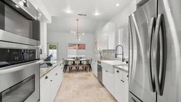 Refrigerador, microondas, horno, placa de cocina