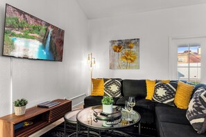 TV, offices - Lookout Mountain Retreat with Heated Pool & 6 Beds (Phoenix)