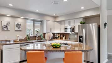 Geladeira, micro-ondas, fogão, cooktop