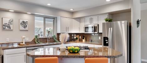 Réfrigérateur, micro-ondes, four, plaque de cuisson