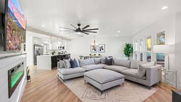 Télévision, cheminée, espaces bureaux