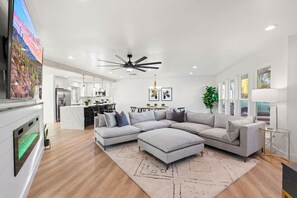 TV, caminetto, studio