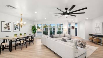 TV, caminetto, studio