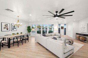 TV, caminetto, studio