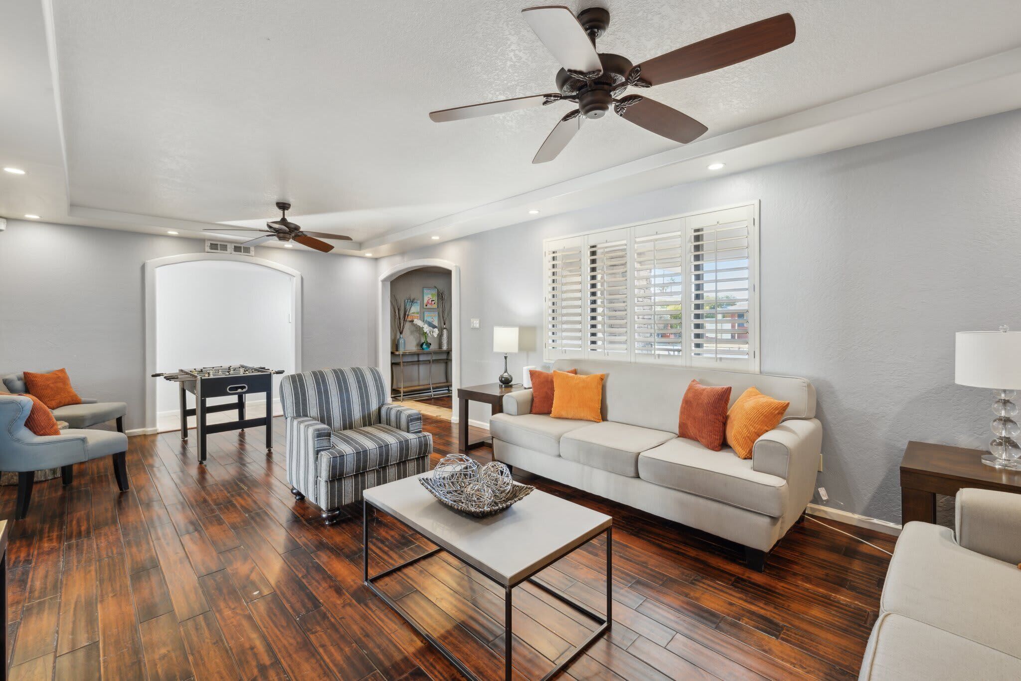 Televisión y oficina 