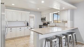 Geladeira, micro-ondas, fogão, cooktop