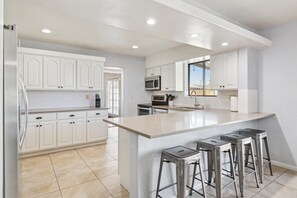 Frigorífic, microones, forn i placa de cuina 