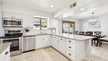 Geladeira, micro-ondas, fogão, cooktop