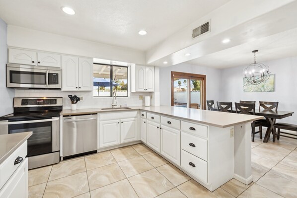 Frigorífic, microones, forn i placa de cuina 