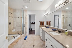 Een douche, een haardroger, shampoo