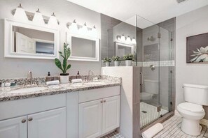 Douche, séchoir à cheveux, serviettes fournies, shampooing