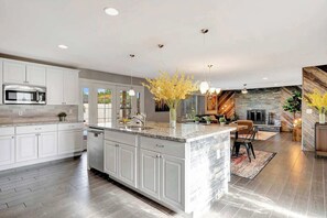 Fridge, microwave, oven, stovetop - Scottsdale Living - Deep Pool & Outdoor Paradise! (Scottsdale)