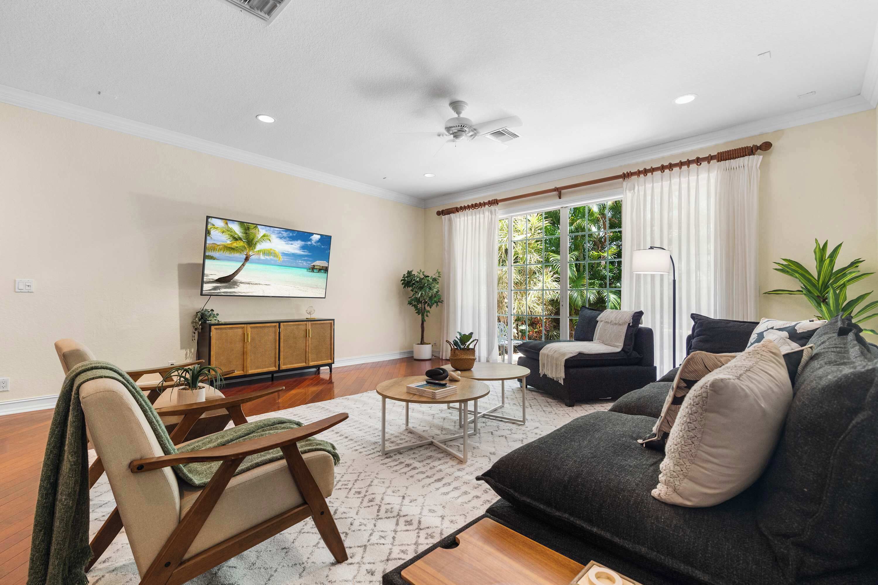 Televisión y oficina 