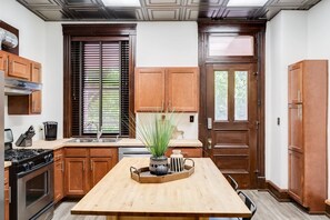 Réfrigérateur, plaque de cuisson, lave-vaisselle, cafetière/bouilloire