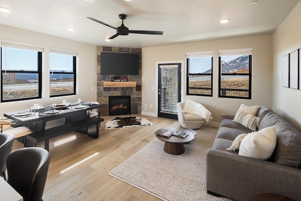 Smart TV, fireplace