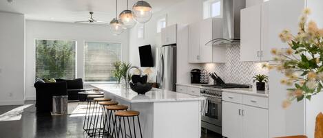 Refrigerador, microondas, horno, placa de cocina