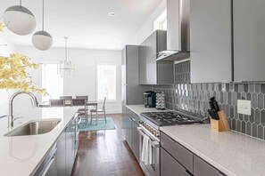 Frigorífic, microones, forn i placa de cuina 