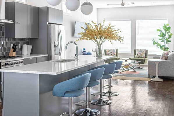 Réfrigérateur, micro-ondes, four, plaque de cuisson