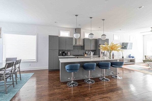 Frigorífic, microones, forn i placa de cuina 