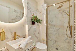 Apartment | Bathroom | Hair dryer, towels, soap, shampoo