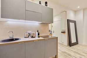 Apartment | Private kitchen | Toaster, cookware/dishes/utensils, cleaning supplies - Superb Apartment Invalides St Germain des Pres (Paris)