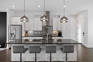 Frigorífico, microondas, horno y placa de cocina