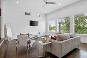 TV, offices - Huge Nashville Home - 1 King / 6 Queens & Balcony (Nashville)