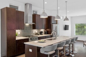 Frigorífic, microones, forn i placa de cuina 